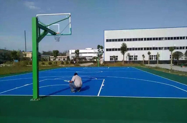 施工中的硅PU籃球場(chǎng) 施工中的硅PU籃球場(chǎng)